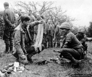 25 juin 1944 : le caporal Joseph Danner et le sergent Bruno Skocnanski au camp de prisonniers de La Motterie près de La Glacerie. Photo : US National Archives