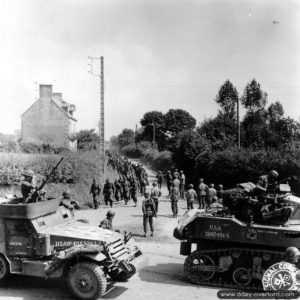 31 juillet 1944 : des troupes appartenant à la 6th Armored Division américaine croisent une colonne de prisonniers allemands à La Rochelle-Normande. Photo : US National Archives