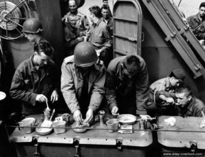 A bord du LCI(L)-326, ces soldats de la 90th Infantry Division en route pour Utah Beach font la pause repas. Photo : US National Archives