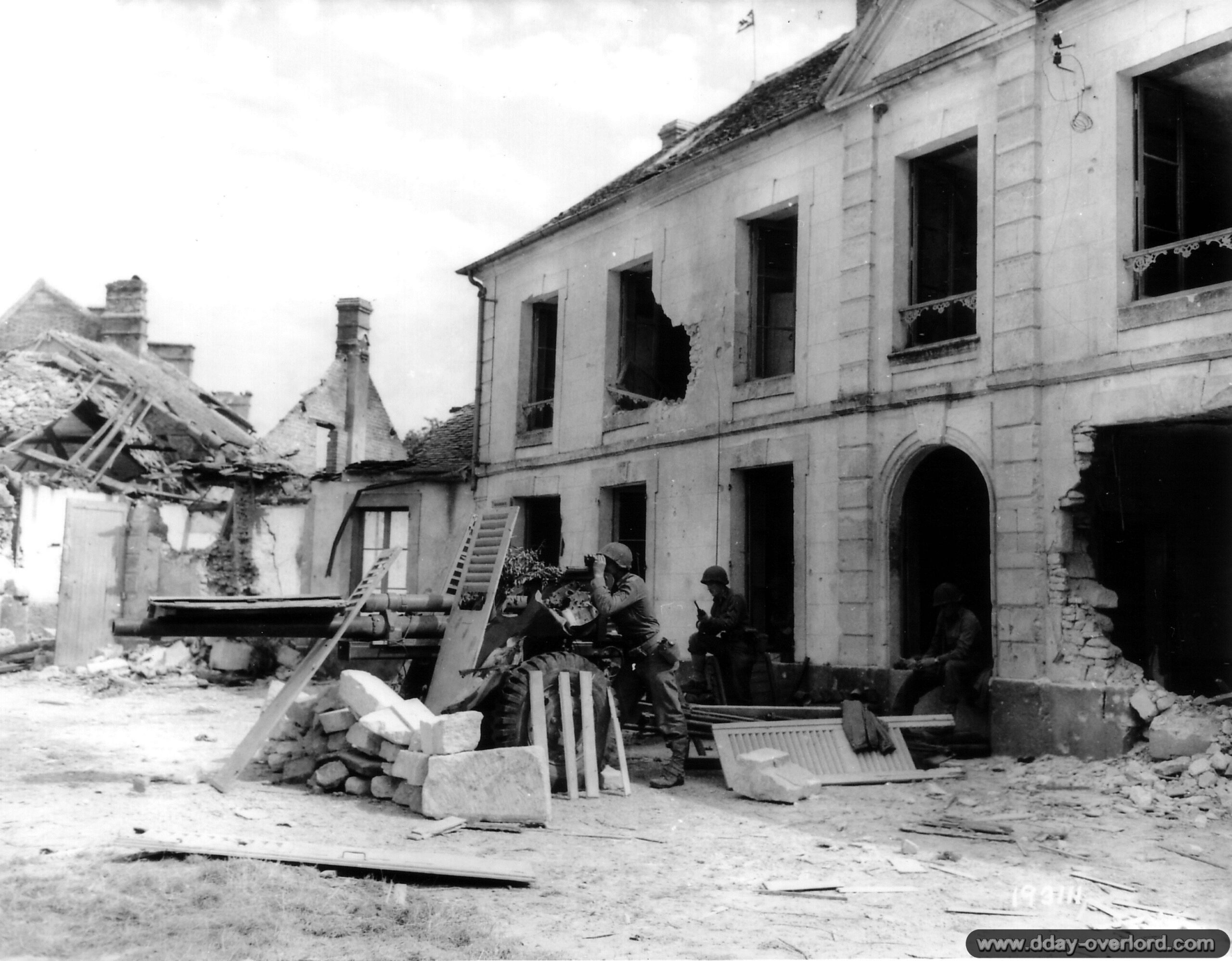 Le Bourg Saint-Léonard en 1944 pendant la bataille de Normandie 1 Une pièce antichar M5 en batterie, armée par des personnels du 607th Tank Destroyer Battalion, 90th (US) Infantry Division, au pied d’un bâtiment en ruine du Bourg Saint-Léonard. Photo : US National Archives