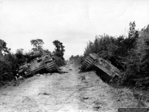 13 juillet 1944 : deux chars Panther Auf A (appartenant au 1er escadron du Panzer Regiment 6) détruits sur la départementale 257 dans le secteur de Le Dézert lors de la contre-attaque de la Panzer Lehr le 11 juillet 1944. Photo : US National Archives