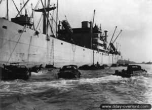 Un Liberty Ship allié transborde sa cargaison devant Le Havre dans des véhicules amphibies GMC DUKW. Photo : US National Archives