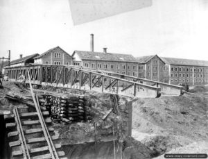 Mise en place d’une ligne ferroviaire sur un pont Bailey par le 332nd Engineer General Service Regiment au Mans. Photo : US National Archives
