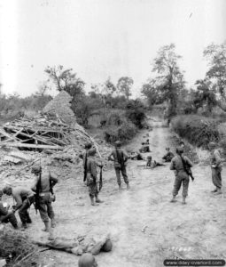17 juillet 1944 : des éléments de la 29ème division d’infanterie américaine progressent sur la hauteur de la cote 122 au Mesnil-Rouxelin dominant Saint-Lô. Photo : US National Archives