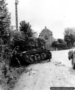 20 juin 1944 : un 4,7 cm Pak (t) Panzerkampfwagen 35 R (f) est inspecté par les Américains près de l’oratoire du Molay-Littry. Photo : US National Archives