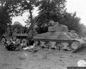 16 août 1944 : entretien d’un char M4 Sherman de la 2nd Armored Division dans le secteur du Teilleul. Photo : US National Archives