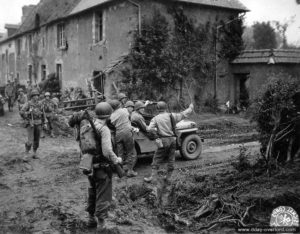 26 juillet 1944 : le Major General M. Sprague Eddy commandant la 9ème division d’infanterie américaine à bord d’une Jeep dans Les Champs de Losque. Photo : US National Archives