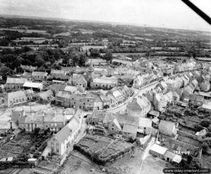Juin 1944 : vue aérienne de la commune des Pieux. Photo : US National Archives