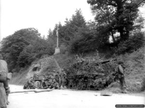 Un chasseur de chars Tank Destroyer M10 appartenant à l’escadron A du 702nd Tank Destroyer Battalion de la 2nd Armored Division à Lonlay-l’Abbaye. Photo : US National Archives