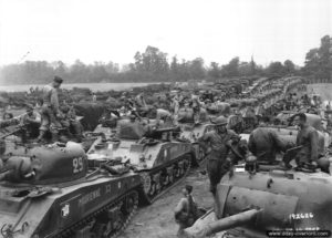 Début août 1944 : des chars Sherman appartenant au 12ème régiment de chasseurs d’Afrique de la 2ème division blindée française (général Leclerc) dans le secteur de Mobecq-Vesly. Photo : US National Archives