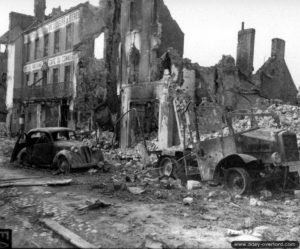 19 juin 1944 : rue Paul Lecacheux à Montebourg. Photo : US National Archives