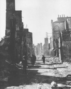 13 août 1944 : la Grande Rue de Mortain. Photo : US National Archives