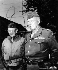 A Néhou, le Lieutenant General George S. Patton (à droite), commandant la troisième armée américaine, et son chef d’état major le Major General Hugh J. Gaffey. Photo : US National Archives