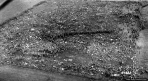 22 août 1944 : vue aérienne d’un camp de prisonniers allemands dans le secteur de Nonant-le-Pin. Photo : US National Archives