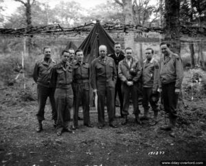 Plusieurs correspondants de guerre autour du général Eisenhower au poste de commandement de Sharpener Camp situé près de Southwick House. Photo : US National Archives