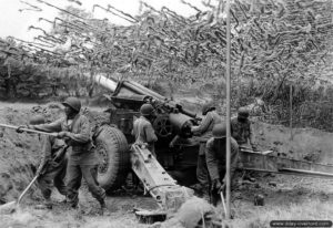 28 juin 1944 : un obusier 155 mm Howitzer M1 de la batterie A du 333rd Field Artillery Battalion dans le secteur de Périers. Photo : US National Archives