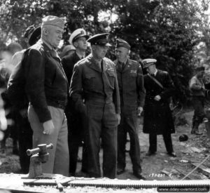 12 juin 1944 : de gauche à droite, le général Arnold, l'amiral King, le général Eisenhower et le général Marshall en visite dans secteur de la Pointe du Hoc. Photo : US National Archives
