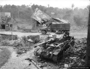 Début août 1944 : un char Panzer IV de la 2. Panzerdivision et GMC CCKW 353 dans les ruines de Pont-Farcy. Photo : US National Archives