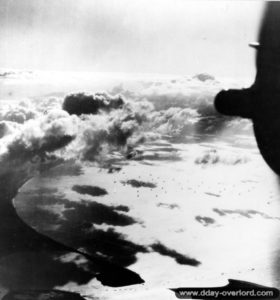 Vue aérienne des convois maritimes alliés quittant l’Angleterre dans la soirée du 5 juin 1944 devant le secteur de Pool. Photo : US National Archives