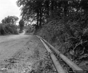 Le pipeline sur la route GC 6 au sud de Port-en-Bessin à Escures appartenant au ravitaillement PLUTO ("minor system"). Photo : US National Archives