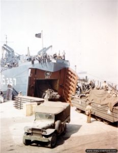 Chargement à Castletown, le port de l'île de Portland, du LST 357 qui a pour destination Omaha Beach. Photo : US National Archives