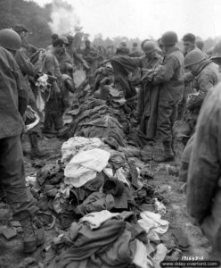 23 juillet 1944 : le ravitaillement en nouveaux équipements et uniforme est arrivé et les soldats américains en profitent pour changer leur tenue dans le secteur de Prétot-Sainte-Suzanne, deux jours avant le lancement de l'opération Cobra dans la Manche. Photo : US National Archives