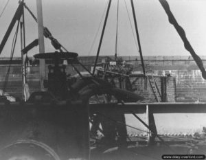 24 juillet 1944 : le premier pétrolier de carburant à arriver à Querqueville, l’Empire Traveller, livre 9 000 tonnes de carburant. Photo : US National Archives