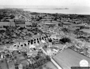 Vue aérienne de la commune de Quettehou. Photo : US National Archives
