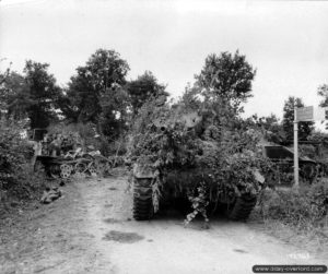 Mi-août 1944 : un chasseur de chars Tank Destroyer M10 appartenant au 702nd Tank Destroyer Battalion de la 3rd (US) Armored Division au carrefour de La Bruyère dans le secteur de Rânes. Photo : US National Archives