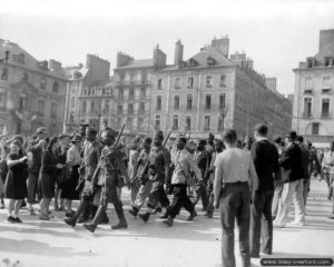 4 août 1944 : à l’occasion de la libération de la ville de Rennes, des soldats français d’origine africaine, faits prisonniers par les Allemands en 1940, défilent au milieu de la population. Photo : US National Archives