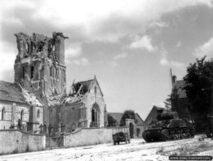 11 juin 1944 : un char Sherman de l'escadron A du Fort Garry Horse devant l'église en ruine de Rots. Photo : US National Archives