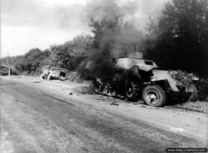 11 août 1944 : des véhicules SdKfz allemands détruits le même jour par un char américain M10 Tank Destroyer du 813rd Tank Destroyer Battalion détaché auprès de la 79th (US) Infantry Division dans le secteur de Saint-Aubin-d’Appenai. Photo : US National Archives