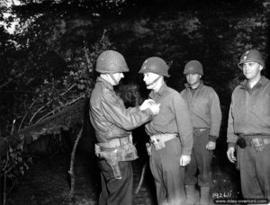 20 juin 1944 à Saint-Clair-sur-l’Elle : le Major-General Charles H. Corlett du 19ème corps américain décore de la Silver Star le Major-General Charles H. Gerhardt, commandant la 29ème division d’infanterie. Photo : US National Archives