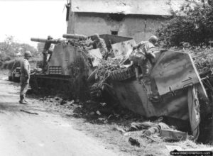 31 juillet 1944 : un transport de troupe SdKfz 251 et un obusier automoteur Hummel appartenant à la 1. Batterie du SS-Panzer- Artillerie-Regiment 2 de la 2. S.S.-Panzer Division Das Reich abandonnés par les Allemands à Saint-Denis-le-Gast. Photo : US National Archives
