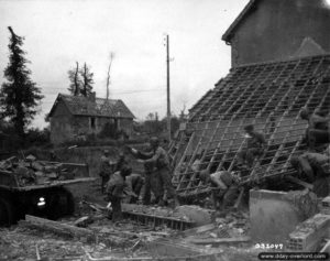 11 juillet 1944 : des sapeurs américains déblaient les ruines d’une maison détruite suite aux combats à Saint-Fromond. Photo : US National Archives