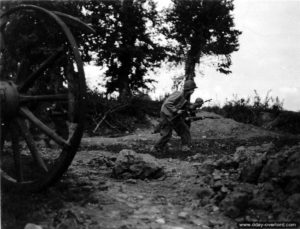 30 juillet 1944 : des soldats de la 90ème division d’infanterie éclairent la progression de leur unité dans le secteur de Saint-Germain-sur-Sèves. Photo : US National Archives