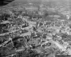 8 août 1944 : vue aérienne de la commune de Saint-Hilaire-du-Harcouët. Photo : US National Archives