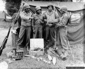 23 juillet 1944 : sous-officiers américains du 374th Engineer General Service Regiment lors d’une instruction réalisée à Saint-Hilaire-Petitville sur les mines et les engins explosifs improvisés. Photo : US National Archives
