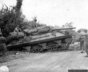 11 juillet 1944 : un char Destroyer M-10 appartenant au 899th Tank Destroyer Battalion en appui de la 30ème division d’infanterie américaine dans le secteur de Saint-Jean-de-Daye. Photo : US National Archives