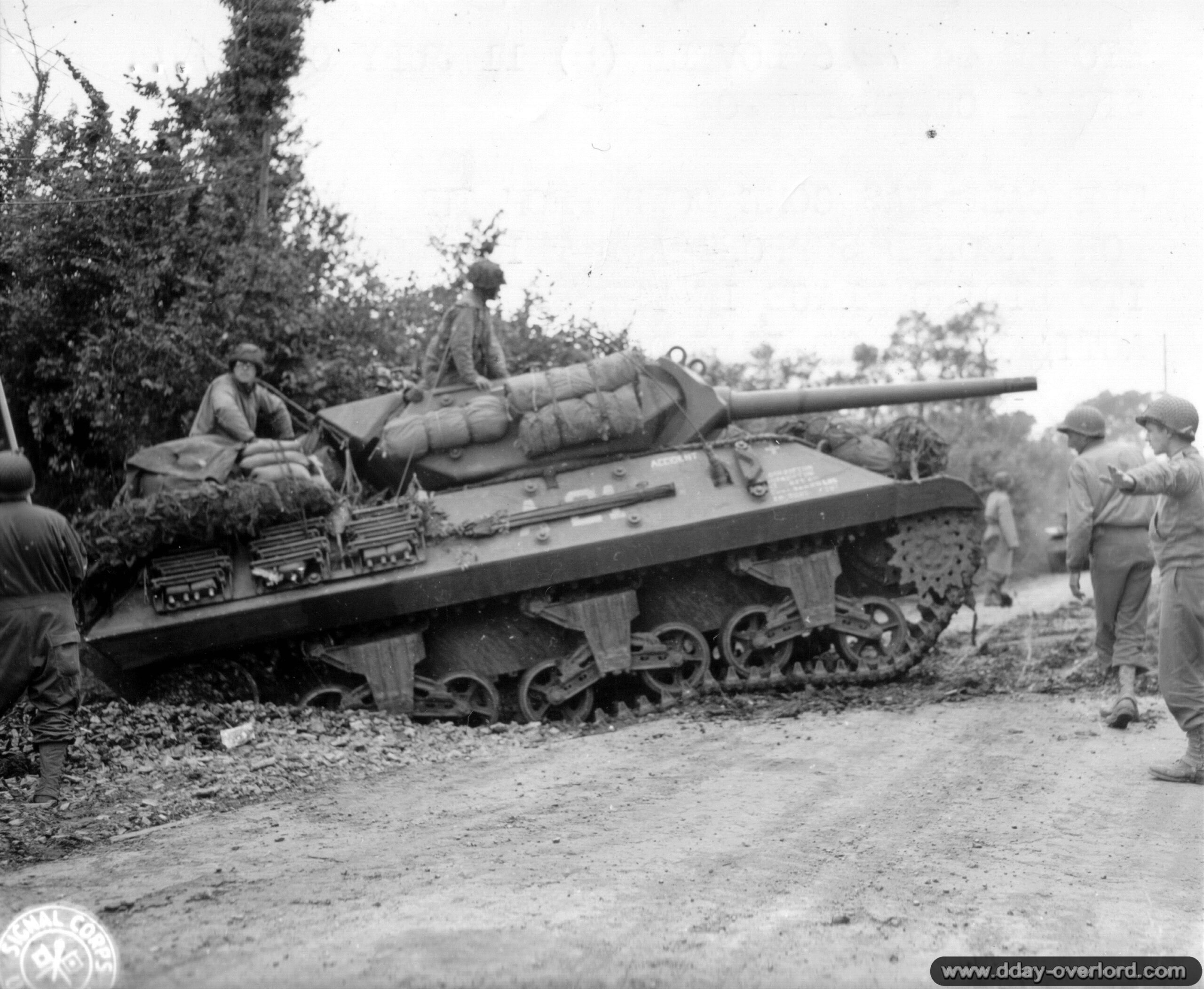11 juillet 1944 : un char Destroyer M-10 appartenant au 899th Tank Destroyer Battalion en appui de la 30ème division d’infanterie américaine dans le secteur de Saint-Jean-de-Daye. Photo : US National Archives