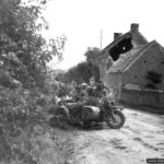 19 août 1944 : la compagnie B du Argyll and Sutherland Highlanders of Canada-Princess Louise’s de la 4th Canadian Armoured Division au combat à Saint-Lambert-sur-Dive. Une BMW R12 avec side-car est visible au centre de la photo. Photo : IWM