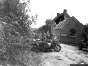 19 août 1944 : la compagnie B du Argyll and Sutherland Highlanders of Canada-Princess Louise’s de la 4th Canadian Armoured Division au combat à Saint-Lambert-sur-Dive. Une BMW R12 avec side-car est visible au centre de la photo. Photo : IWM