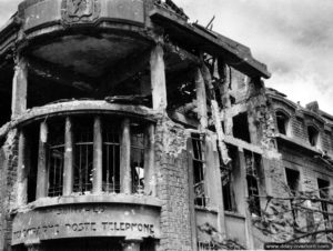 Les ruines du bâtiment de la Poste de Saint-Lô. Photo : US National Archives