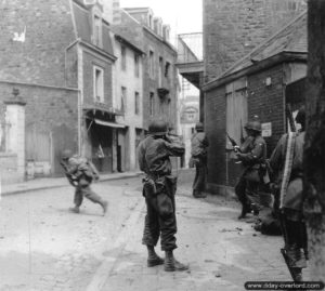 8 août 1944 : des soldats américains appartenant à la compagnie I du 331ème régiment de la 83ème division d’infanterie s’appuient mutuellement dans Saint-Malo, rue de La Gardelle. Photo : US National Archives