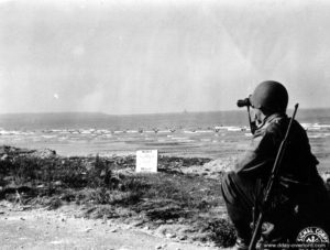 15 juin 1944 : le soldat Fred Boone du Kentucky observe la côte à partir de Saint-Marcouf en direction de Saint-Vaast-la-Hougue. Photo : US National Archives