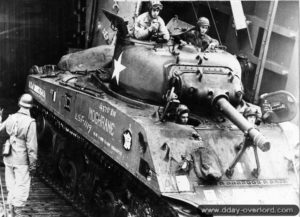 1er août 1944 : le char Sherman baptisé « Moghrane » appartenant au 2ème escadron du 12ème régiment de chasseurs d’Afrique de la 2ème division blindée française débarque sur Utah Beach (secteur Saint-Martin-de-Varreville) depuis un LST. Photo : US National Archives