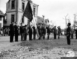 Cérémonie du 14 juillet devant la mairie de Saint-Sauveur-le-Vicomte. Photo : US National Archives