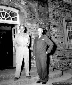 8 août 1944 : le général Eisenhower et le général Bradley posent devant le château des Mares à l’ouest de Saint-Sauveur-Lendelin. Photo : US National Archives