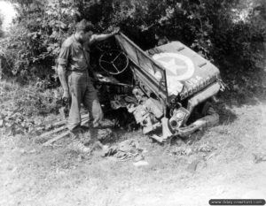 4 août 1944 : un soldat américain inspecte l’épave d’une Jeep entièrement détruite par l’explosion d’une mine dans le secteur de Saint-Sever. Photo : US National Archives