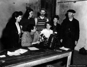 23 juillet 1944 : des réfugiés se présentent dans un centre d’accueil à Sainte-Marguerite-d’Elle. Photo : US National Archives